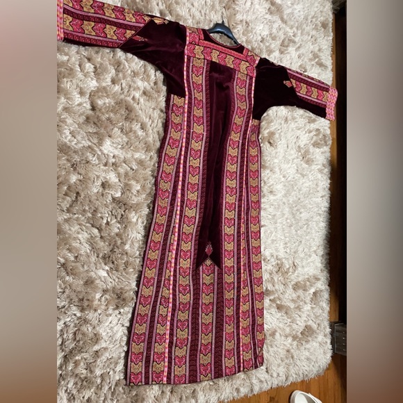 Velvet magenta thobe with pink and yellow tatreez with gems belt included - Picture 2 of 3